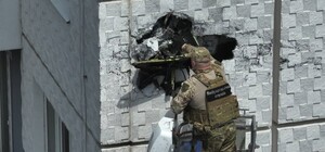 Влучив, але не здетонував: Одесі БпЛА застряг у стіні багатоповерхівки