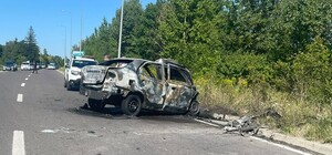 В Пустомитах автомобіль згорів на трасі після зіткнення з Tesla Model S