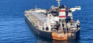 Поврежденное обстрелом возле Одессы судно дрейфует в море вблизи Болгарии