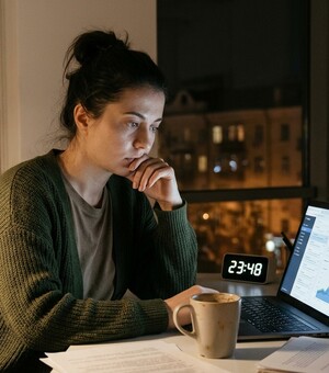 Работаете после смены или по выходным: когда вам должны доплачивать за работу