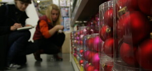 В столице продают опасные елочные игрушки