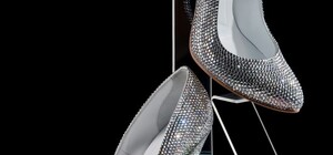 Что обуть на Новый Год чтоб стыдно не было? В Донецке сшили дорогущие туфли с кристаллами Swarovski 