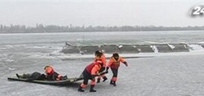 Рыбаки устроили заплыв на льдинах