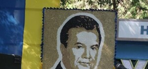 Съедобный Янукович: одесский мастер выложил портрет Президента из семечек