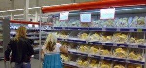 Назад в СССР: в одесском супермаркете с ограничениями продают гречку и сыр