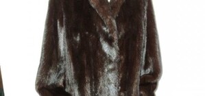 В Донецке воры вывозили норковые шубы из магазина на 