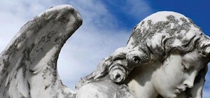 Возле горсовета молятся  против 