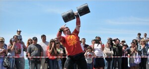 На набережной Севастополя богатыри показывали свою мощь