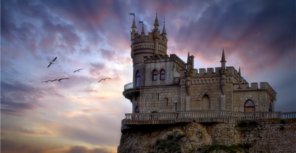 В Крыму у Ласточкиного гнезда снесли все кафешки