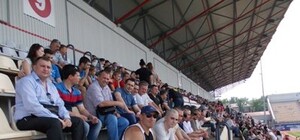 Запорожких зэков отправили перевоспитываться на футбольный стадион