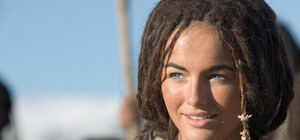 На Крещатике в подземном переходе плетут дреды