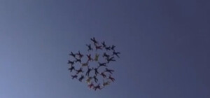 Парашютисты станцевали в небе гопак под Днепропетровском. Видео