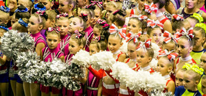 Черлидеры устроили в Луганске супершоу