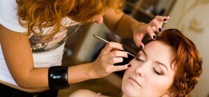 Сколько стоит встретить Новый год красивой: цены на прически, макияж, маникюр