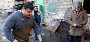 Дмитрий Халаджи в Донецке примерил на себя роль кузнеца