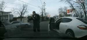 Ложись на землю: в Одессе псих на Porsche устроил стрельбу на дороге