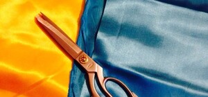 Запорожец бесплатно снабжает активистов флагами Украины