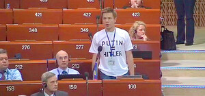 Одесский политик Гончаренко ошарашил Совет Европы, явившись на сессию в футболке с надписью 