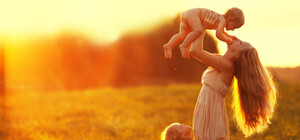 Сегодня День матери: лучшие смс-поздравления для мамы