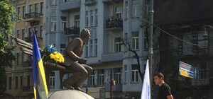 Фотофакт: как заканчивали восстановление брусчатки возле стадиона 