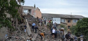 Из-под обстрелянного дома в Снежном удалось спасти женщину и ребенка