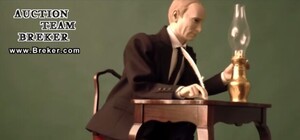 На  немецком аукционе выставили куклу, изображающую Путина, который под музыку подписывает договор о присоединении Крыма