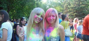 Разноцветные и счастливые: В городе прошел фестиваль красок 