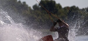 Фотофакт: Виталий Кличко удивил трюками на вейкборде