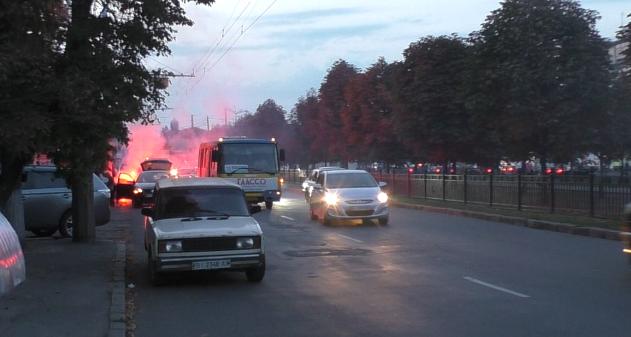 Новость - События - В Полтаве во время автопробега загорелась остановка