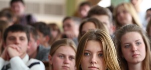 Типичный харьковский студент: строит глазки, списывает с гаджета и не работает по специальности