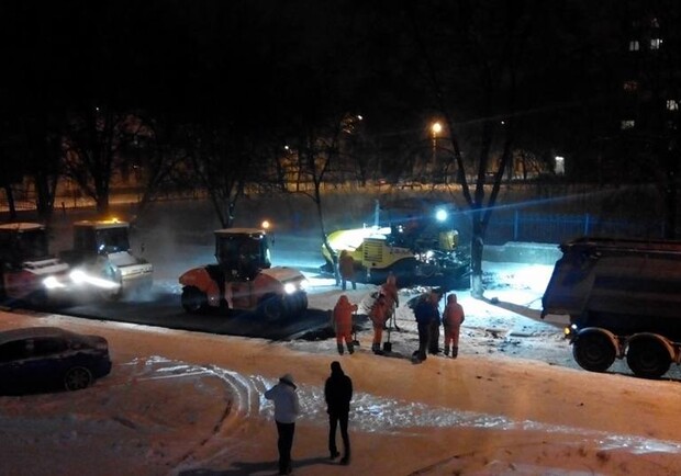 Новость - Транспорт и инфраструктура - Фотофакт: в Полтаве коммунальщики ремонтировали дорогу во время снегопада