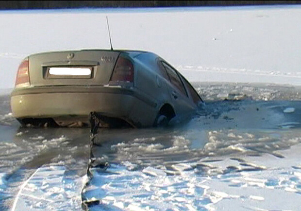 Новость - События - В Полтаве автомобиль ушел под лед