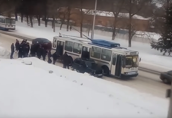 Новость - События - Полтавские пенсионеры снова толкали троллейбус