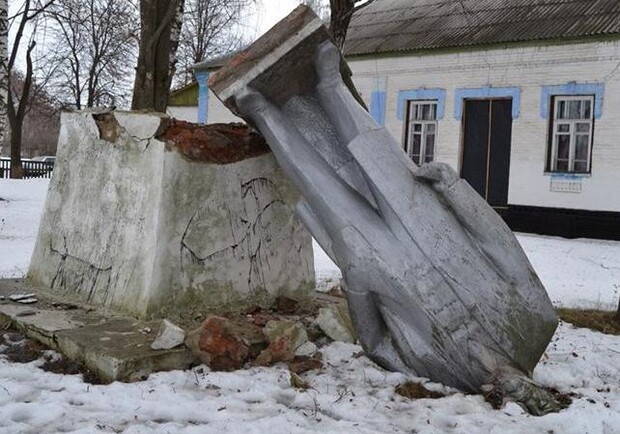 Новость - События - Головой в снег: под Полтавой снесли памятник Ленину