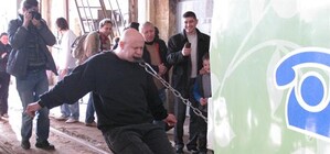 Львів'янин на 14 метрів протягнув зубами багатотонний трамвай (відео)