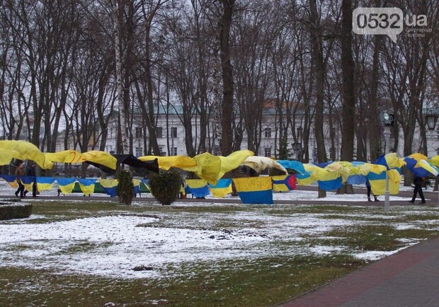 Новость - События - В центре Полтавы развесили 143 украинских флага