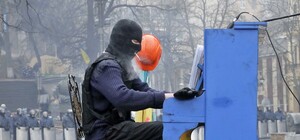 Приходи послушать: в Полтаве выступит известный со времен Майдана пианист в балаклаве