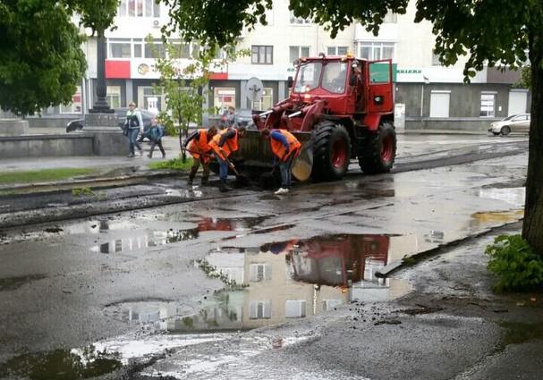 Новость - События - Фотофакт: в Полтаве снова укладывают асфальт под дождем
