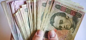 На Львівщині в банку жінці видали пенсію фальшивими купюрами