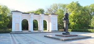 В Симферополе снова разукрасили памятник Шевченко