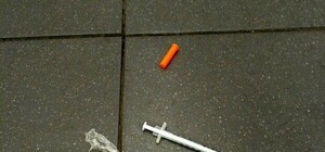 У  Львові наркоман колов наркотики прямо у супермаркеті (фото)