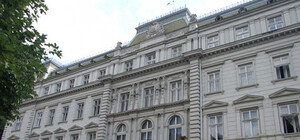 Під обласною радою у Львові відбуваються одразу чотири  пікети