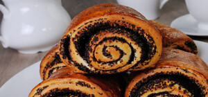 Туда лучше не ходить: в Полтаве ребенку продали булочку со стеклом внутри