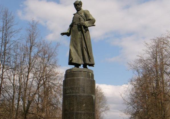 Новость - События - Фотофакт: на Полтавщине странно поступили с памятником большевику