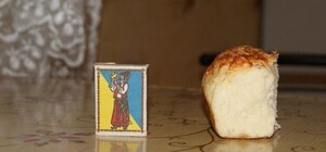 Одесский школьник показал булочку из столовой размером в спичечный коробок