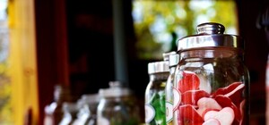 Фотофакт: в Крым завезли конфеты 