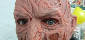 Хелоуін наближається: львів'янин поцупив з магазину маску Фреді Крюгера