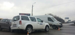 Не разминулись: в Харькове внедорожник протаранил машину ОБСЕ