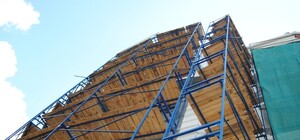 Фотофакт: на площади Победы начали ремонтировать аварийный памятник