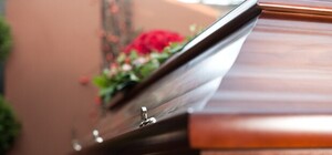 Отличное соседство: запорожцы жалуются на гробы и кресты у их дома